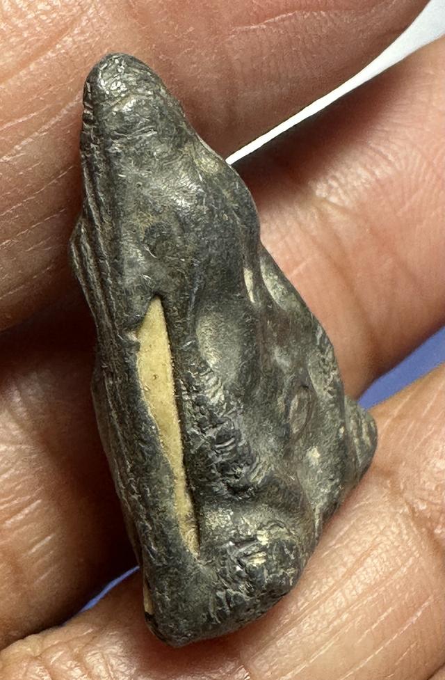 พระปิดตาเนื้อตะกั่ว หลวงพ่อดำ วัดกุฏิ(ล้อพิมพ์พระปิดตาหลวงพ่ออี๋วัดสัตหีบ) ช่วงปี 2432-2442 รูปที่ 3