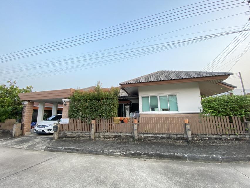 บ้านชั้นเดียว 3 ห้องนอน 2 ห้องน้ำ 61 ตรว. พื้นที่ใช้สอย134 ตรม. แปลงหัวมุม บ้านหันไปทางทิศเหนือ เข้าซอยข้างโฮมโปรสันทรายไม่ไกลติดถนนวงแหวนรอบ3 5