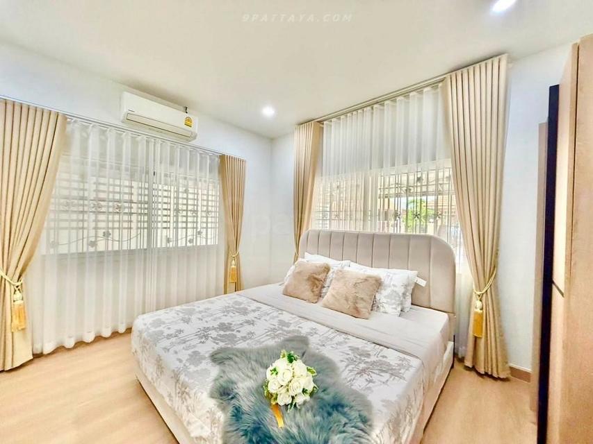 Brand-new modern pool villa for rent or sale near Mabprachan Lake, located on Soi Nern Plub Wan with convenient access to Siam Country Club Road. 17