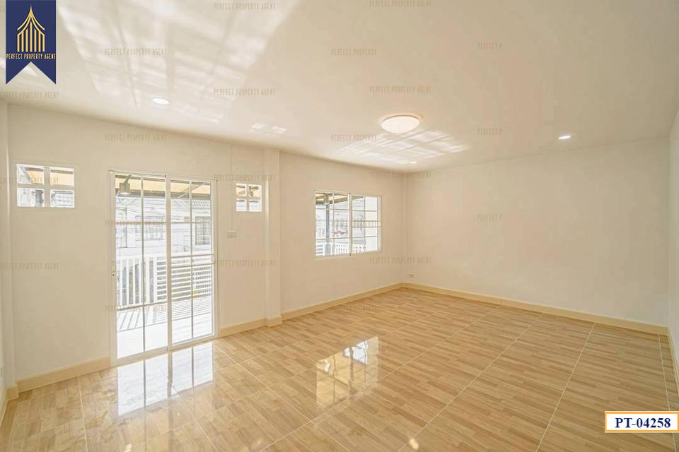 ขาย ทาวน์เฮ้าส์ สุชา บางบัวทอง ตกแต่งใหม่ มีเทอเรซ พร้อมอยู่ ฟรีโอน 12