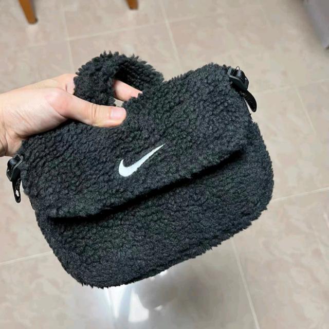 กระเป๋า Nike ขนปุย