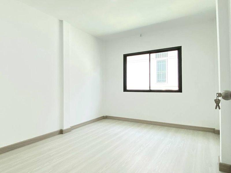 หมู่บ้านหงส์ประยูร3  แยกบางพลู ทาวน์เฮาส์ 2 ชั้น ตกแต่งใหม่พร้อมอยู่  มีระเบียงด้านหน้าใกล้ถนนรัตนาธิเบศร์   โครงการมี ระบบรักษาความปลอดภัย 16