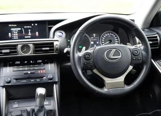 Lexus IS 300h (2013) 7