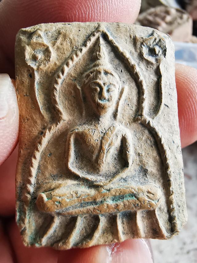 ขุนแผนหน้าค่ายหลวงพ่อโหน่งวัดคลองมะดันจังหวัดสุพรรณบุรี