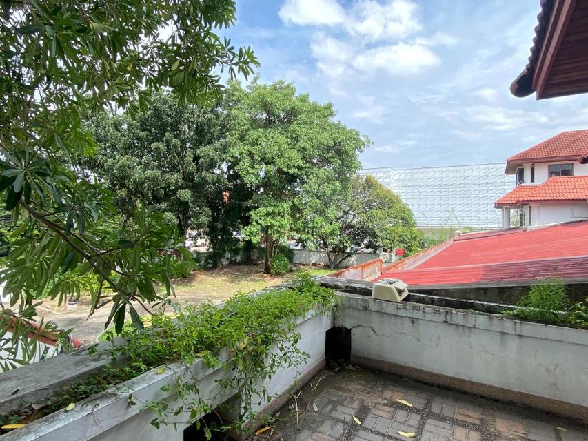 ขายที่ดินพร้อมสิ่งปลูกสร้าง แปลงสวย ขนาด 496 ตรว. ทำเลทองใจกลางเมือง ใกล้พระราม9 ติดถนนศรีวรา-ทาวน์อินทาวน์ 13