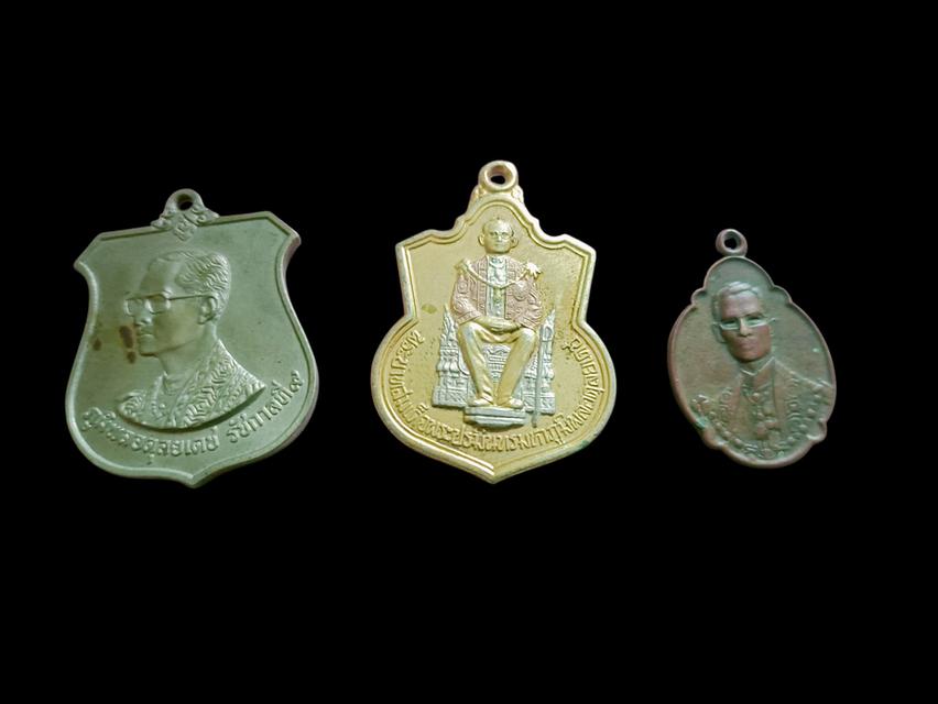 เหรียญพระบรมรูปในหลวงรัชกาลที่ 9 ทั้งแบบเหรียญนั่งบัลลังก์และเหรียญอื่นๆ