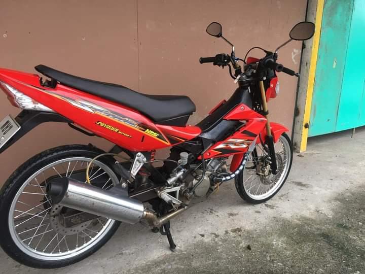 Honda sonic 125 สีแดงสด  3