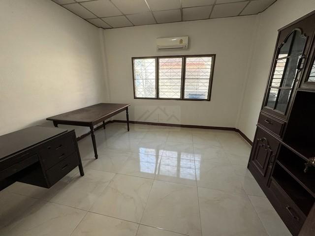 ให้เช่าทาวเฮ้าส์ 2 ชั้น 2 หลัง (ทะลุกัน) 216 ตรม. 4 ห้องนอน ซอยรามอินทรา 34 ติดเลียบด่วนรามอินทรา และ ถนนรามอินทรา 6