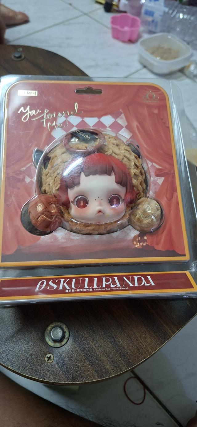สินค้าในภาพคือ SKULLPANDA You Found Me! Series Earphone Bag (กระเป๋าใส่หูฟัง) ลาย Pranky Peanut จากค่าย POP MARTสำหรับราคาข