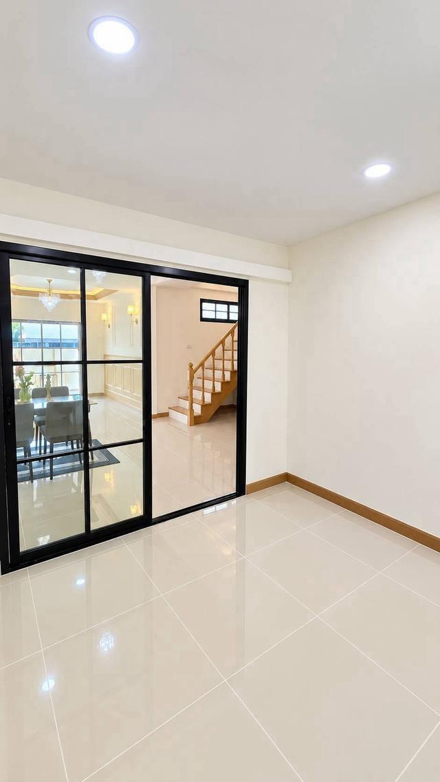 หมู่บ้านบัวทองธานี ฝั่งตรงข้ามสมบัติบุรีทาวน์เฮ้าส์  2 ชั้น  ตกแต่งใหม่พร้อมอยู่ เดินทางก็สะดวก 13