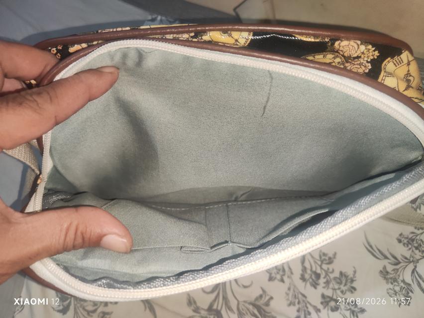 กระเป๋าสะพาย ทรง Crossbody ลายนาฬิกาและดอกกุหลาบวินเทจ มีช่องซิปใช้งานได้หลายช่อง วัสดุผ้าเคลือบเงา (PVC/Oilcloth) ทำความสะอาดง่าย สถาพกระเป๋าใหม่ รูปที่ 13