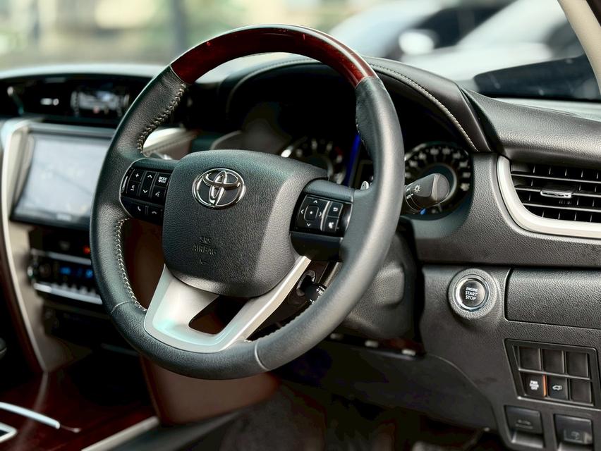 ขาย Toyota Fortuner 2.8V ปี18 12