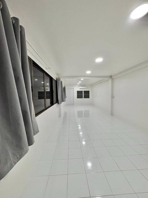 ให้เช่าบ้านเดี่ยว 2 ชั้น 80 ตร.ว. พื้นที่กว้าง 5 ห้องนอน ลาดพร้าว ซอย 9 เดินถึง MRT ลาดพร้าว 5 นาที จอดรถ 3 คัน เหมาะอยู่อาศัยหรือทำโฮมออฟฟิศ 2