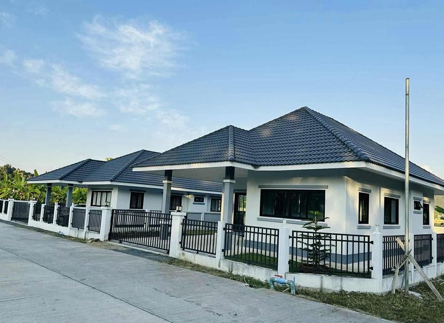 ขายบ้านเดี่ยวแปลงมุม น้ำไม่ท่วม ใกล้ศูนย์ราชการอ.สันกำแพง 1 กม. ซื้อภายในเดือนนี้มีของแถมเพิ่ม ราคาเพียง 2.25 ลบ. ฟรีโอน 4