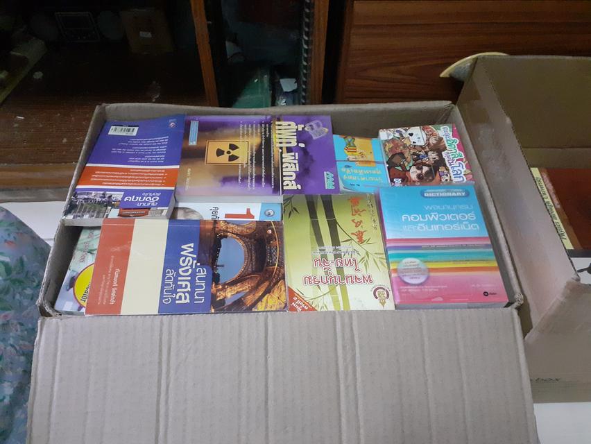 แผ่นดีวีดีภาพยนต์และหนังสือความรู้ทั่วไป