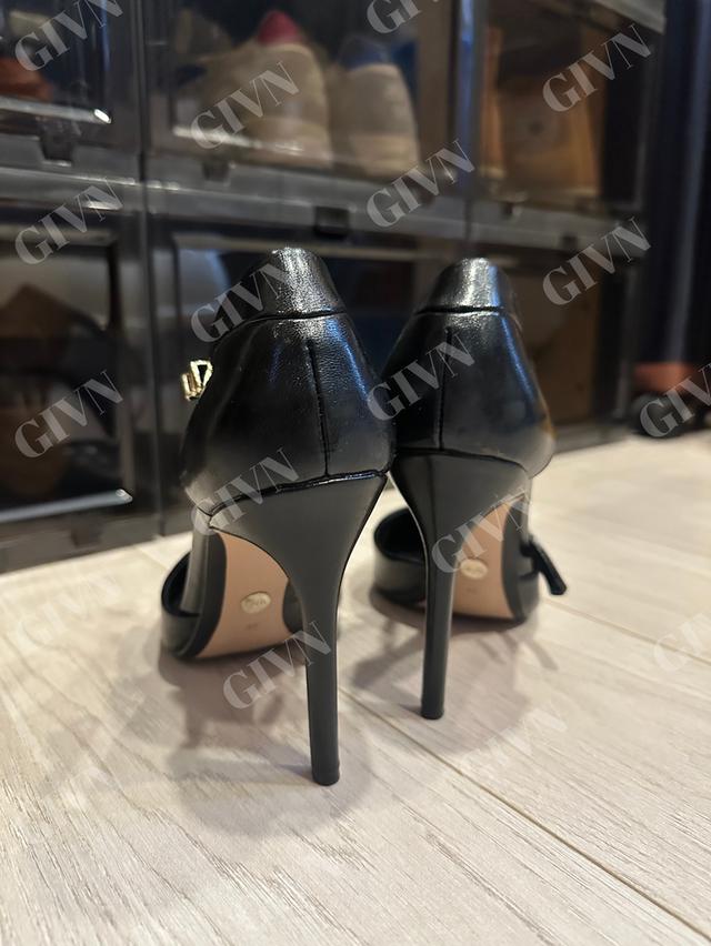 รองเท้าส้นสูงหัวแหลม Zara