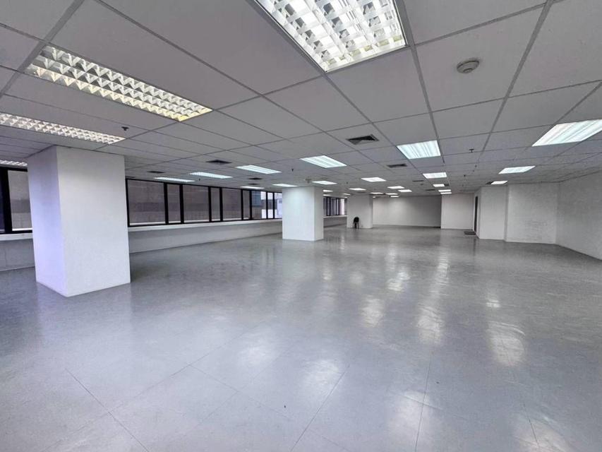 Prime Office for SALE at Ocean Tower 1 view facing Benjakitti Park 7