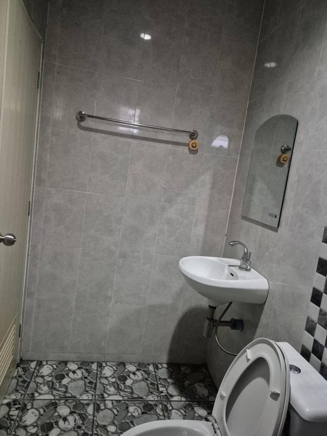 บ้านเดี่ยว 50 ตรว 2 ห้องนอน ติดแอร์ทั้ง 2ห้อง 2 ห้องน้ำ เครื่องทำน้ำอุ่น 1ตัว 1 ห้องโถง 1 ครัว มุ้งลวด แหล็กดัด ผ้าม่านอย่างหนากัน UV  จอดรถยนต์ได้ 2 15