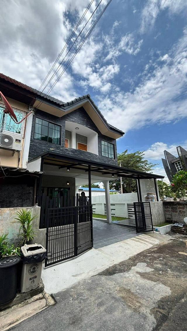 หมู่บ้านรัตนาวดี  จันทร์ทองเอี่ยม ทาวน์เฮาส์ 2 ชั้น แปลงริม ตกแต่งใหม่พร้อมอยู่ใกล้เซ็นทรัลเวตเกส ทำเลรถไฟฟ้าMRT เข้าออกได้ 2 ทาง 2