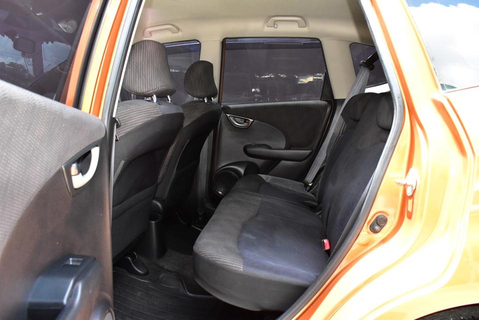 HONDA JAZZ 1.5SV 2011 เบนซิน 11