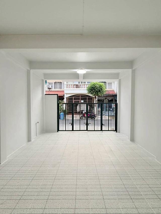 หมู่บ้านบัวทอง1  ติดรถไฟฟ้าสายสีม่วง สถานีคลองบางไผ่  ทาวน์เฮาส์ 2 ชั้น   ตกแต่งใหม่พร้อมอยู่  มีระเบียงด้านหน้า 5
