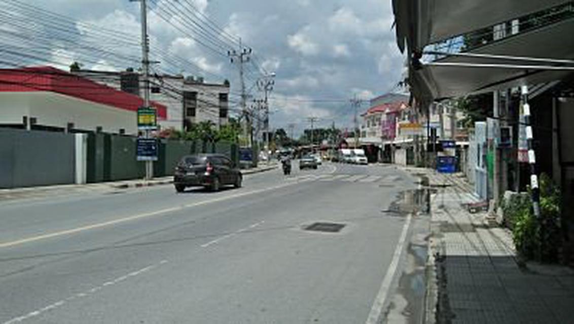Land area 50 sq.wah or about 200 sqm. Suitable for  shop 7-1 1