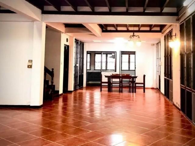 ให้เช่า บ้านแนว Country ยุโรป ใจกลางเมือง สุขุมวิท 71 ปรีดีพนมยงค์ 26 ซอยเดียวกับ Karo เพดานสูง พื้นไม้สักอย่างดี เหมาะอยู่อาศัย ทำธุรกิจ 4