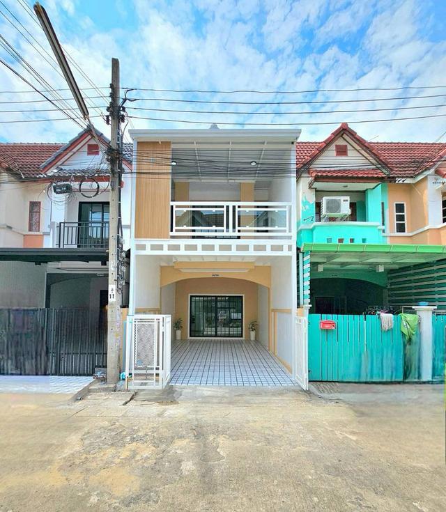 หมู่บ้านสวีทโฮมปาร์ค บางบัวทองทาวน์เฮ้าส์ 2 ชั้น   มีระเบียงด้านหน้า ตกแต่งใหม่ มีสระว่ายน้ำในหมู่บ้าน ถนนบางกรวย-ไทรน้อย มีระเบียงด้านหน้า 3
