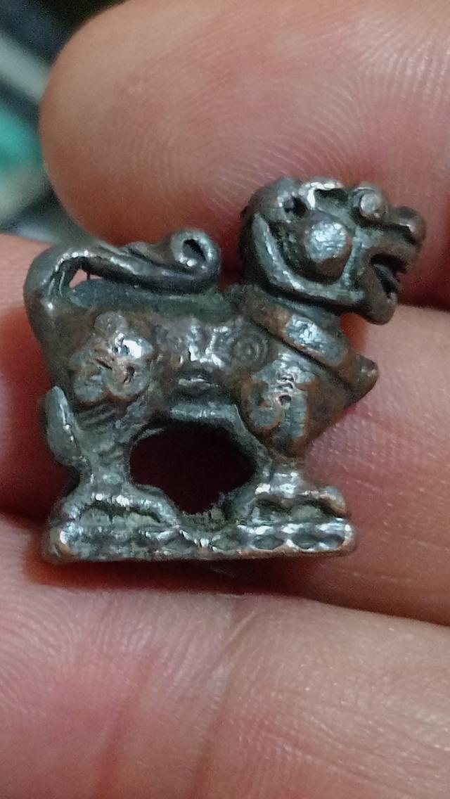 พระเครื่อง สิงห์หลวงพ่อกวย ตะกั่วอาบทองแดง