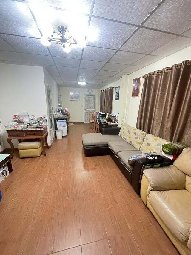 บ้านตึก 2 ชั้น พร้อมอยู่ ทำเลดี ใกล้รถไฟฟ้าสายสีเหลือง 3