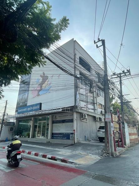 ให้เช่า อาคารพาณิชย์ ขนาดใหญ่ สามชั้นครึ่ง มีดาดฟ้า  ตั้งอยู่มุม ปุณณวิถี 20  ราคาเช่า 80,000/เดือน 6