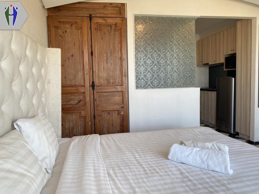 คอนโดให้เช่า เวเนเชี่ยน ใกล้หาดจอมเทียน •	ขนาด 23 ตารางเมตร สตูดิโอ •	เครื่องปรับอากาศ, ตู้เย็น •	ระเบียงวิวสระว่ายน้ำพร้อมเฟอร์นิเจอร์ครบชุด •	ครัวยุ 3