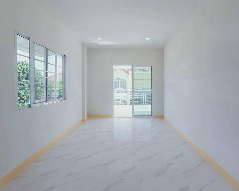 หมู่บ้านบัวทองธานีพาร์ค  (ตรงข้ามสมบัติบุรี) นนทบุรีทาวน์เฮาส์ 2 ชั้น หลังมุมใน  มีพื้นที่ระเบียงนั่งพักผ่อนหรือจัดสวนเล็กๆ ได้ ตกแต่งใหม่พร้อมอยู่ 12