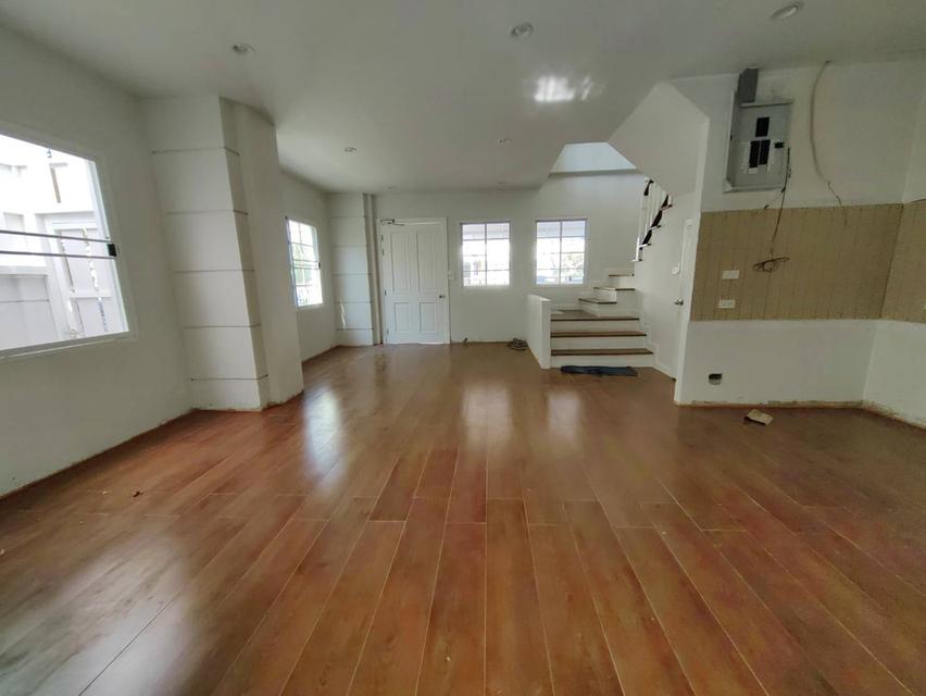 ให้เช่าโฮมออฟฟิศ 4 ชั้น Plus Park Avenue  ลาซาล-ศรีนครินทร์  สิ่งแวดล้อมดี ใกล้ BTSแบริ่ง และMRTศรีลาซาล 3