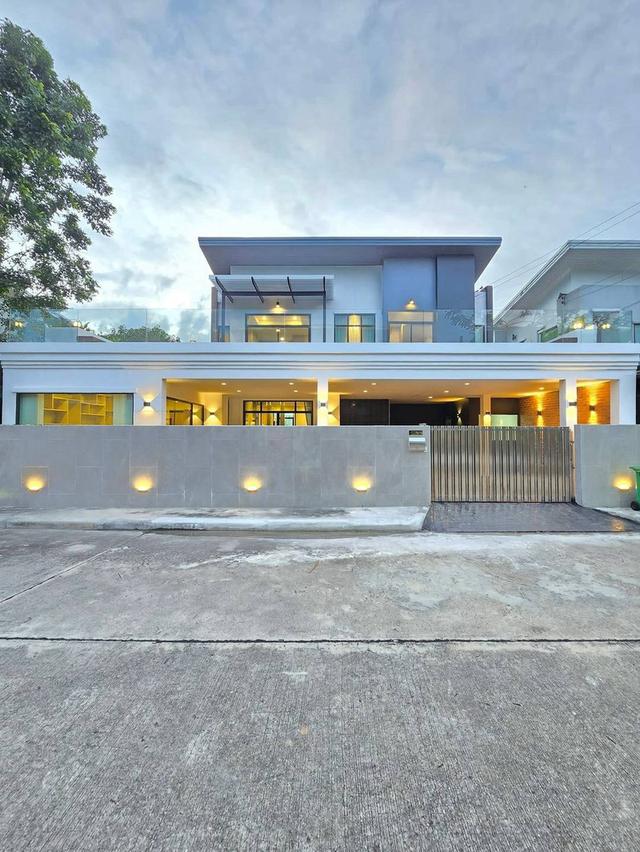 หมู่บ้านเปี่ยมสุข บ้านกล้วย  บ้านเดี่ยวสองชั้น 2 ชั้น ตกแต่งสไตล์ Modern  Luxury  พร้อม  Built-in Furniture ดีไซน์แบบจัดเต็ม 1
