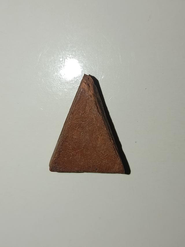 พระนางพญา ซึ่งเป็นพระเครื่องดินเผาโบราณที่มีชื่อเสียงของไทย ได้รับการขนานนามว่าเป็น "ราชินีแห่งพระเครื่อง" ข้อมูลเพิ่มเติมเกี่ยวกับพระเครื่องชนิดนี้:  2