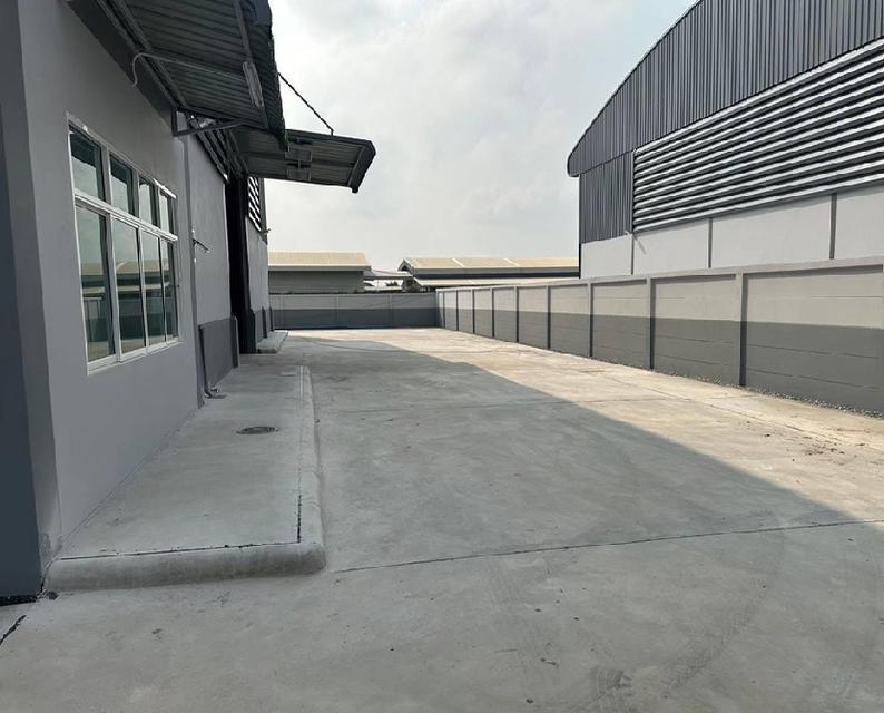 ให้เช่าโกดัง พร้อมสำนักงาน พื้นที่ใช้สอย 966 ตารางเมตร บนที่ดิน 500 ตารางวา / ทำเลอยู่ในซอย อบต หน้าไม้ / ห่างแยกนพวงศ์ 2 กิโลเมตร ลาดหลุมแก้ว 7