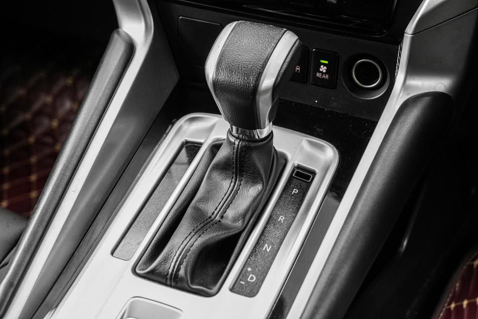 2019 Mitsubishi Pajero Sport 2.4 GT Premium Elite Edition 2WD SUV สีขาว เลขไมล์ 41570 กม. 11
