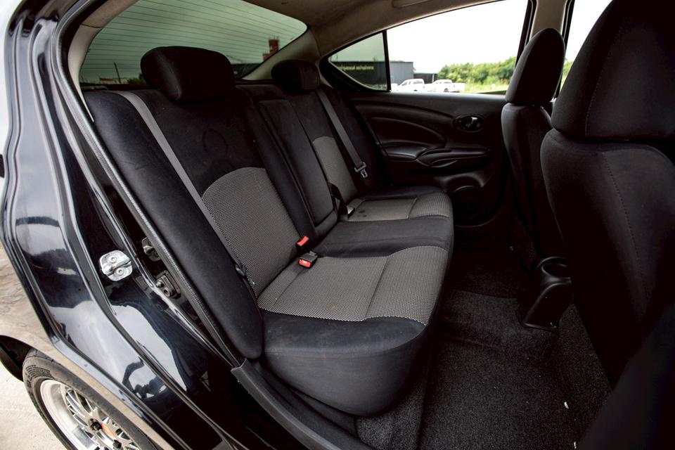 Nissan Almera 1.2E ปี 2015  สีดำ เกียร์ออโต้ 13