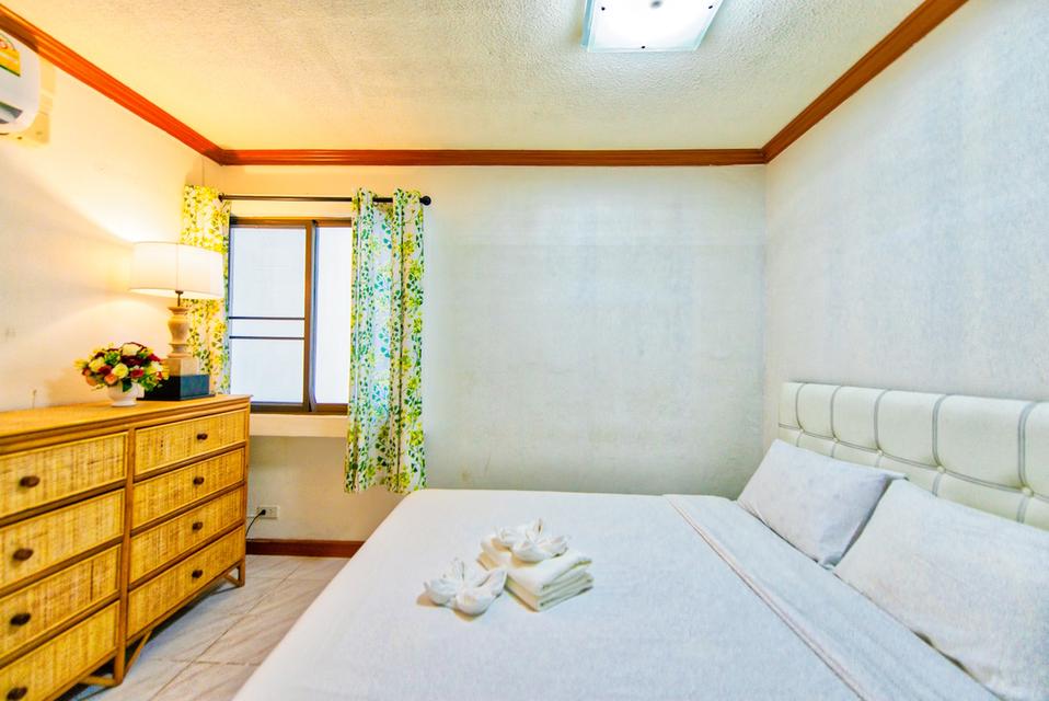 🏙️✨ คอนโดมิเนียมทำเลทองย่านเศรษฐกิจ คุ้มค่าทุกการใช้ชีวิต พร้อมสระว่ายน้ำและระบบรักษาความปลอดภัย 24 ชม. 4