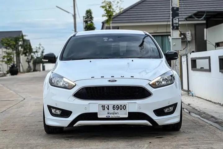 Ford Focus สีขาว ปี 2017 4