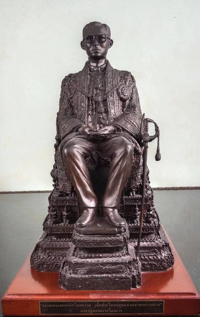 746.พระบรมรูปหล่อในหลวงรัชกาลที่ 9 พระบาทสมเด็จพระปรมินทรมหาภูมิพลอดุลยเดช ทรงประทับบนพระที่นั่งราชยานพุดตานทอง ส