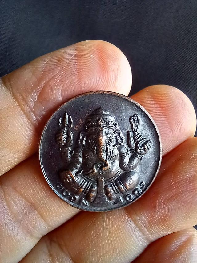 เหรียญพระพิฆเนศ ศาลเจ้าพ่อหลักเมืองพระประแดง ปี 2519 เสาอากาศ ชฎาเม็ด เส้นประคตไม่ชนศอก เส้นผ่านศูนย์กลางประมาณ 2.5 ซ.ม.