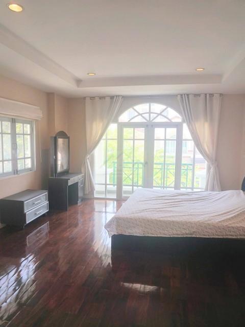 ให้เช่าบ้านเดี่ยว 2 ชั้น 220 ตร.ม. 4 ห้องนอน ถนนศรีนครินทร์ 51 ใกล้ซีคอนสแควร์ และรถไฟฟ้าสายสีเหลือง 4
