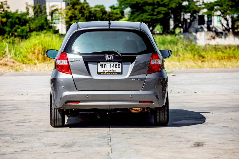 Honda Jazz 1.5S ปี 2014 สีเทา เกียร์ออโต้ มือเดียวป้ายแดง 7