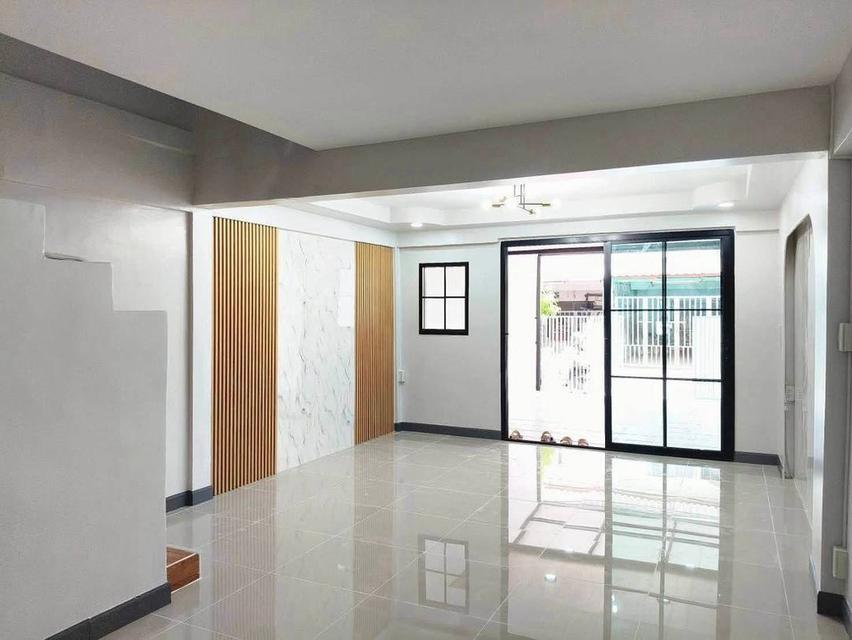 หมู่บ้านมิตรประชา  คลองถนน ใกล้เซ็นทรัลเวสเกต ทาวน์เฮาส์ 2 ชั้น  ตกแต่งใหม่ ติดถนนกาญจนาภิเษก 4
