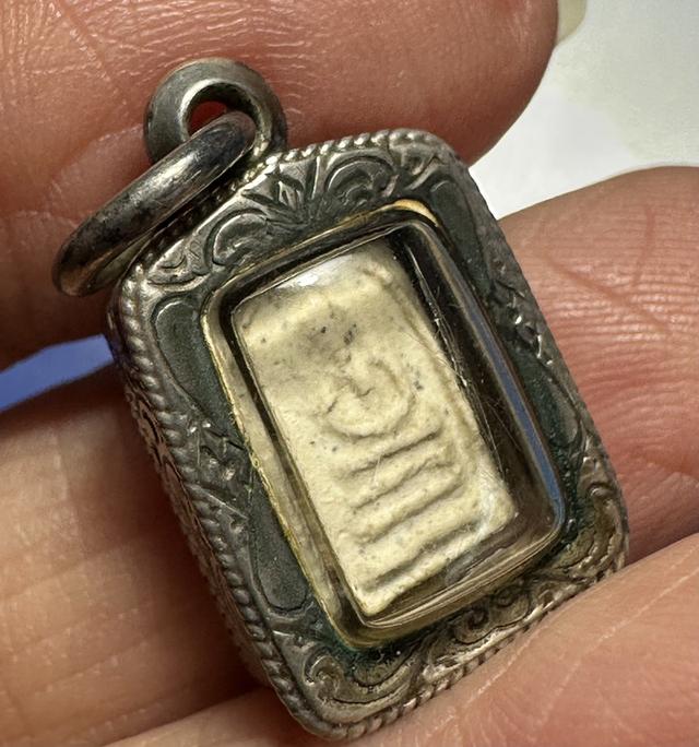 พระสมเด็จพระปิลันท์ขาว พิมพ์จิ๋ว เลี่ยมกรอบเงิน