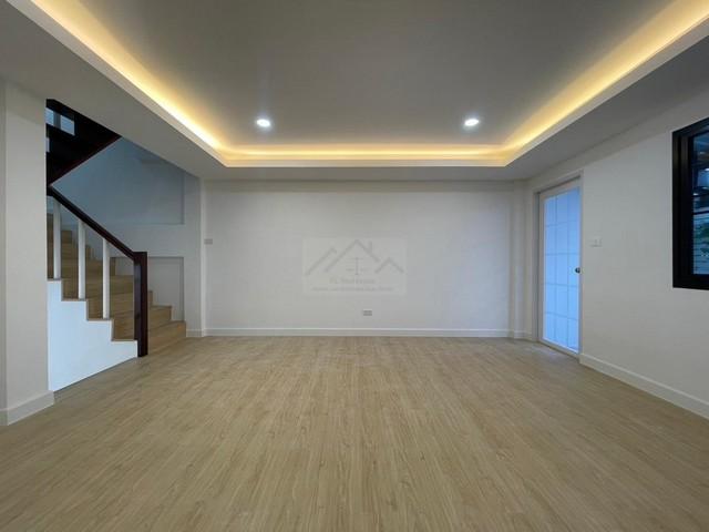 ขายทาวน์โฮม 3 ชั้น เล่นระดับ ซอยติวานนท์43 ตกแต่งใหม่พร้อมอยู่ ใกล้สถานีรถไฟฟ้า สามัคคี 5
