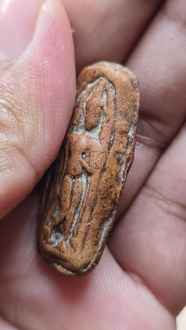 พระกำแพงลีลาเม็ดขนุน กรุลานทุ่งเศรษฐี รูปที่ 4