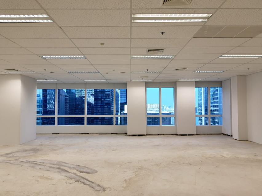 Reinstatement demolition contractor responsible for dismantling office spaces in order to return the premises to the landlord / รับรื้อถอนสำนักงาน  19